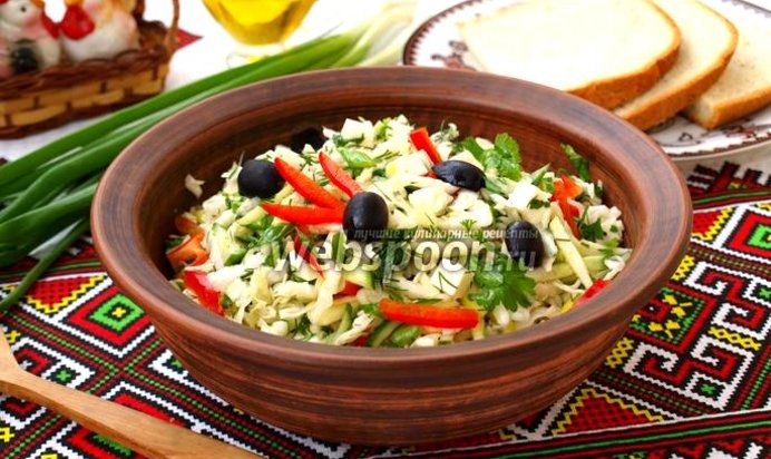 Салат с капустой, огурцом, яблоком и брынзой