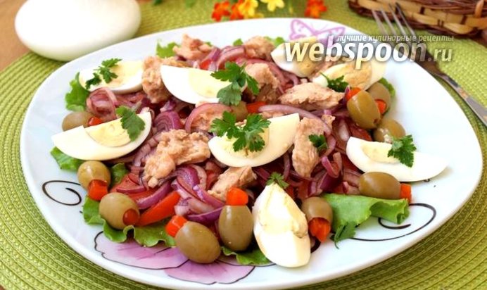 Салат с тунцом, помидорами и яйцом