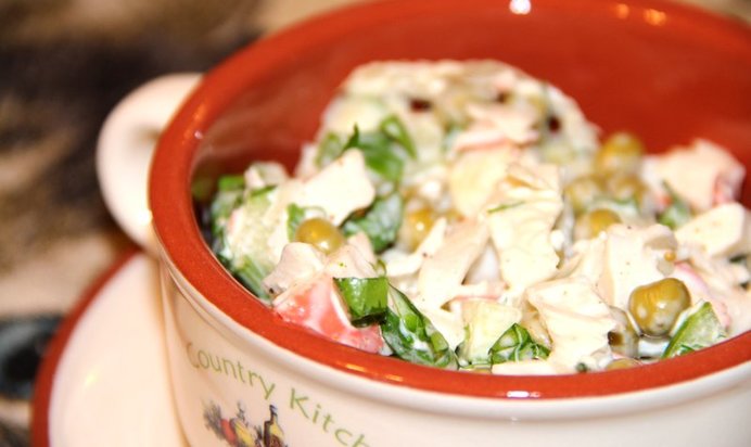 Салат с крабовыми палочками, огурцом и зеленым горошком