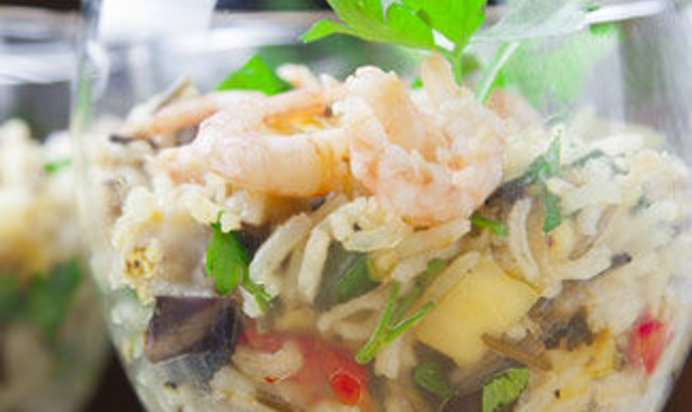 Салат из риса с овощами и креветками