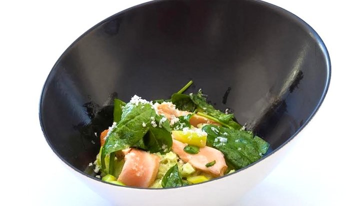 Норвежская семга-гриль с яйцом, картофелем и водяным кресс-салатом