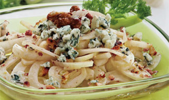 Салат из фенхеля с грецкими орехами и дорблю