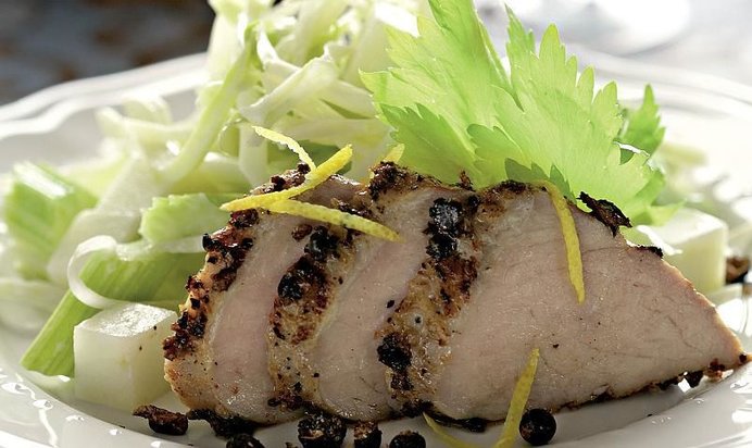 Салат из сельдерея и яблок с запеченной свиной вырезкой и можжевельником