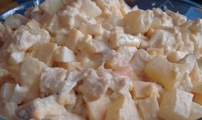 Королевский салат с консервированными ананасами и курицей