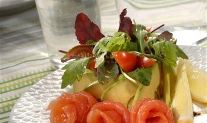 Салат из рукколы, мангольда и семги