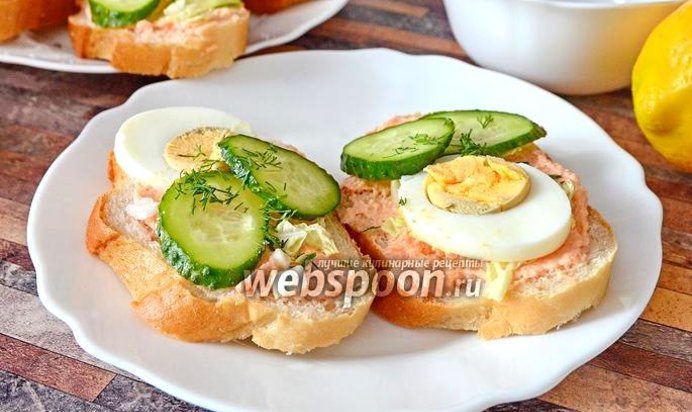 Бутерброды с икрой мойвы, пекинской капустой и яйцами