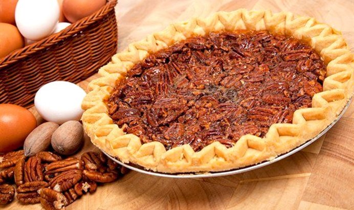 Коричневый пирог с орехами пекан