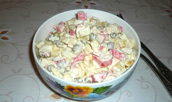 Салат с крабовыми палочками яблоком и горошком