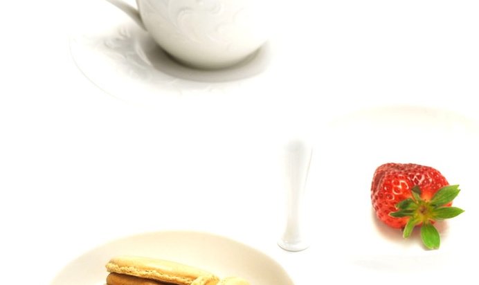 Пирожное макарон с соленой карамелью