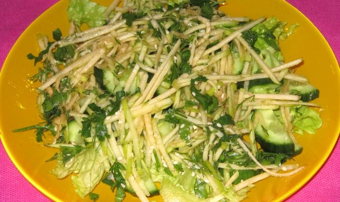 Салат Зеленый с огурцом и яблоком