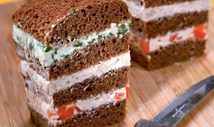 Башенки из черного хлеба