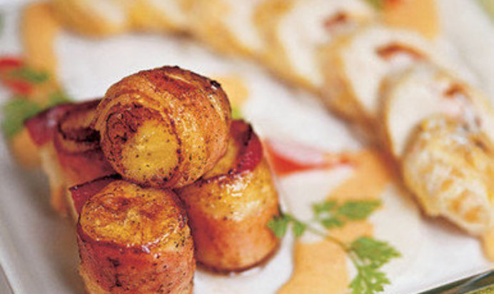 Гуляш из филе курицы с креветками и бананами, обжаренными в беконе