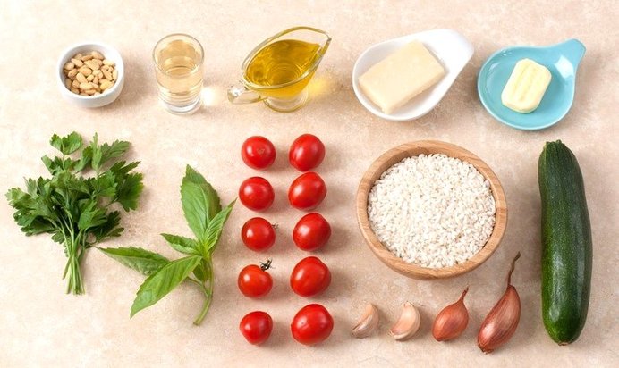 Летнее ризотто с помидорами черри, цукини и кедровыми орешками