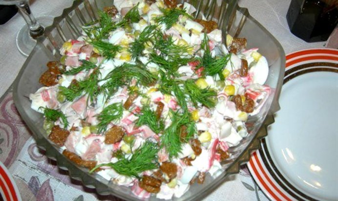 Салат с сухариками и колбасками