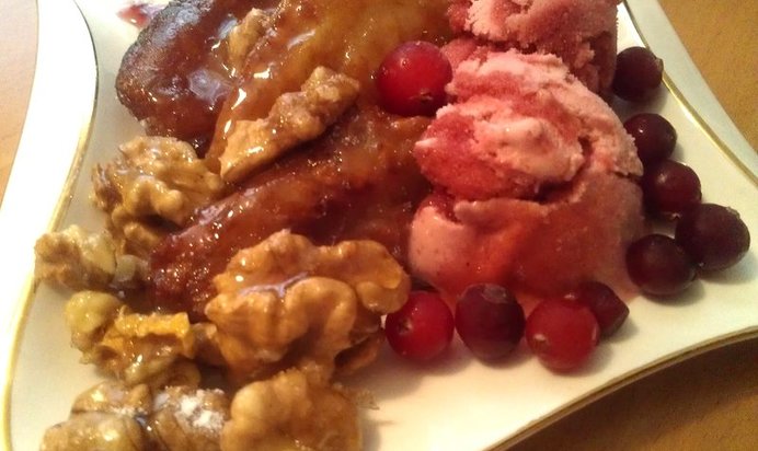 Яблочные дольки в карамели с орехами