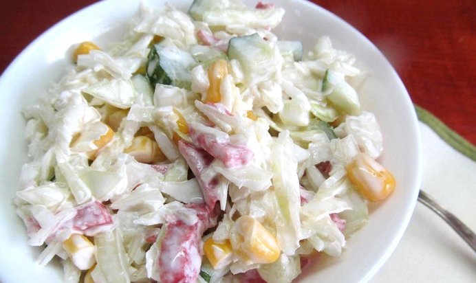 Салат из салями капусты и кукурузы