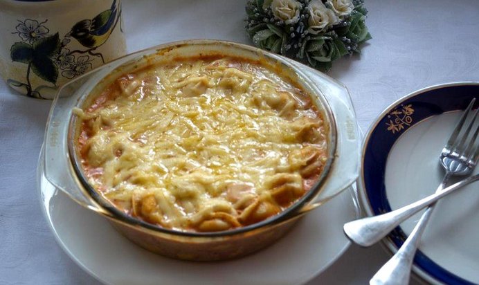 Запеченые пельмени в томатно - сметанном соусе с сыром