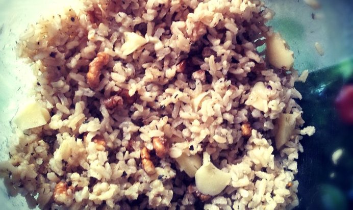 Рисовый салат с сулугуни, грецкими орехами и карри