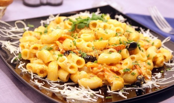 Салат из печени трески с голландским сыром