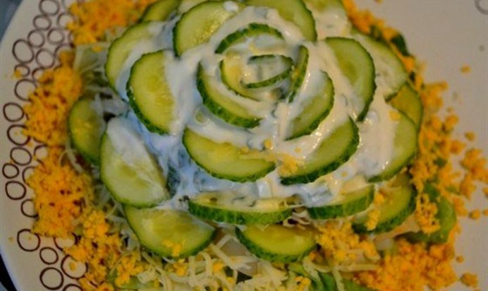 Слоеный салат с кальмарами, грибами и сырной заправкой