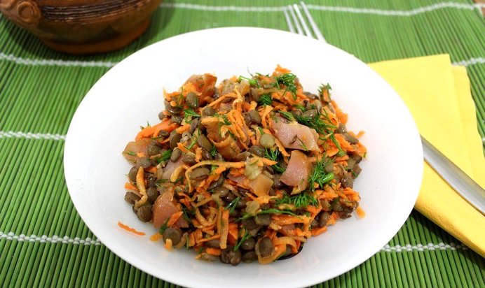 Чечевичный салат с копченой курицей