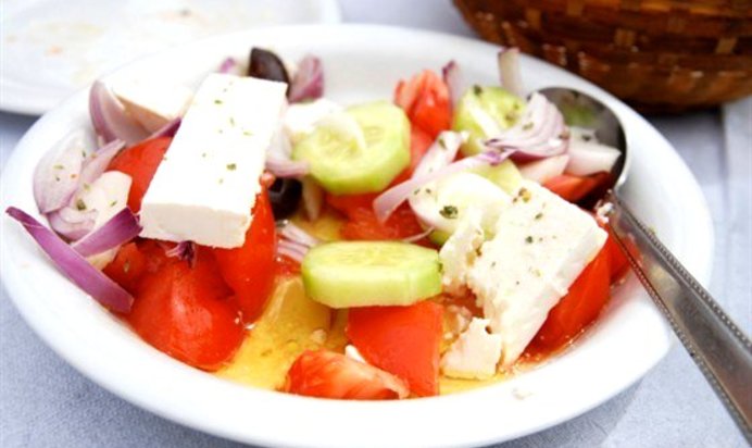 Салат с огурцами, томатами на гриле и фетой