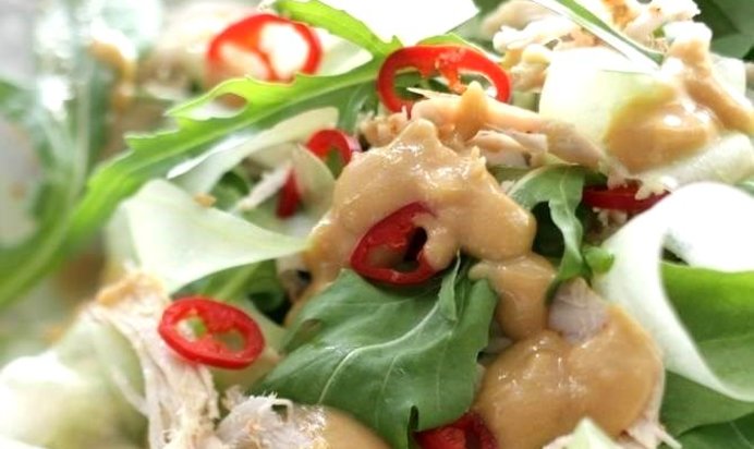 Салат с индейкой, травами и арахисовым соусом