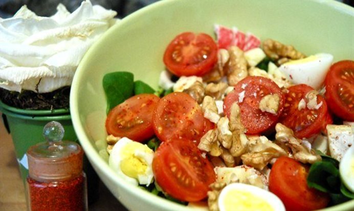 Шпинатный салат с грецкими орехами