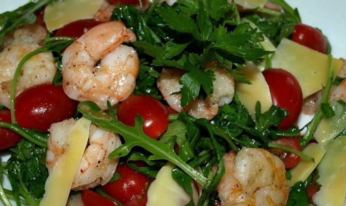 Новогодний салат с креветками