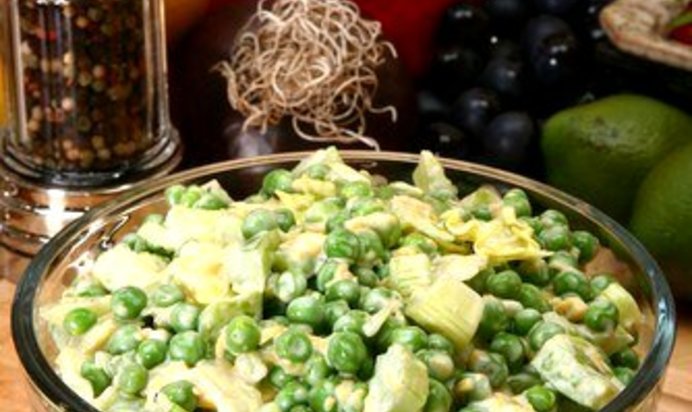 Салат из цыпленка с картофелем, зеленым горошком и лесными орехами