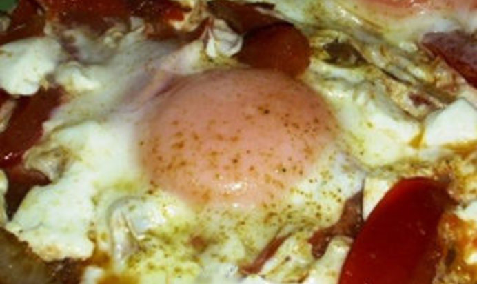 Яичница-глазунья с помидорами и фетой