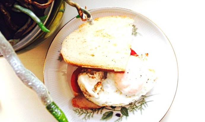 Сэндвич с яичницей, бужениной и помидорами