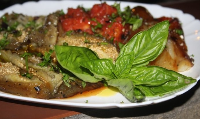 Овощное ассорти на мангале с медом, оливковым маслом, базиликом и морской солью