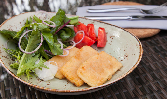 Салат с жареным сыром