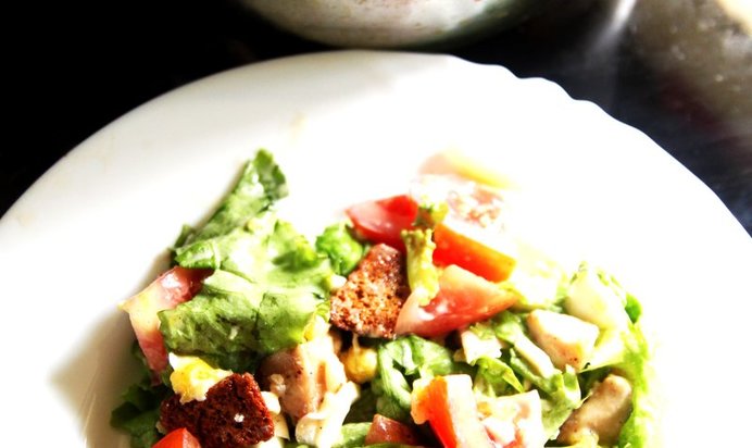 Салат «Цезарь» с курицей, овощами и сыром