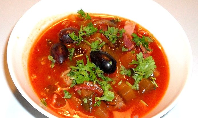 Солянка с курицей в мультиварке