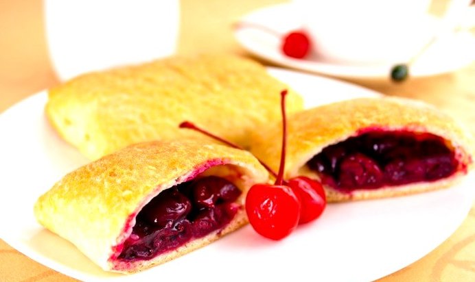 Слоеные пирожки с вишней