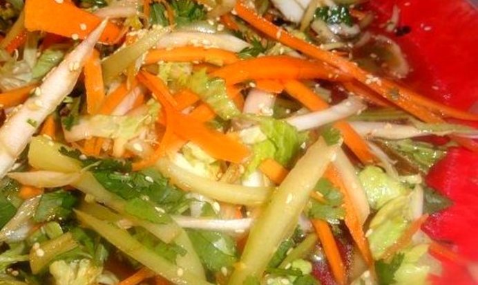 Салат овощной микс с азиатской заправкой