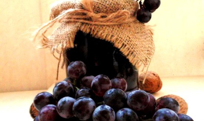 Запеченное варенье из винограда с грецкими орехами