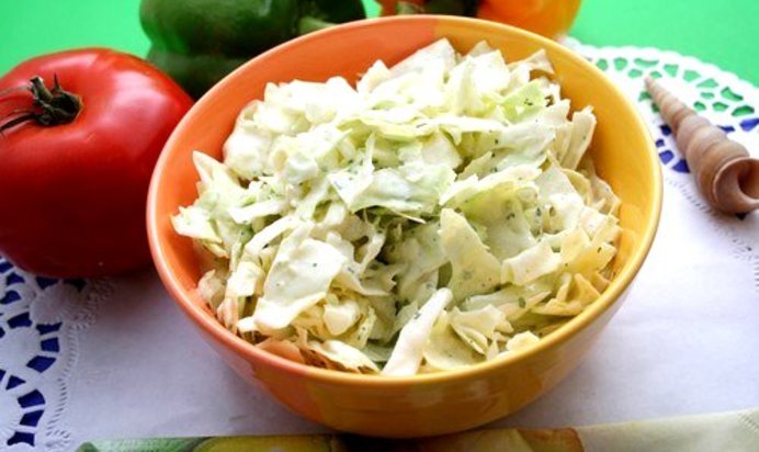Салат из капусты и зеленых яблок с йогуртовой заправкой
