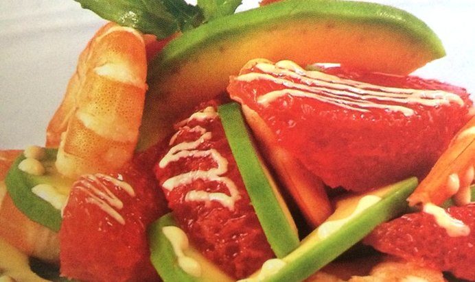 Салат с креветками, авокадо и грейпфрутом