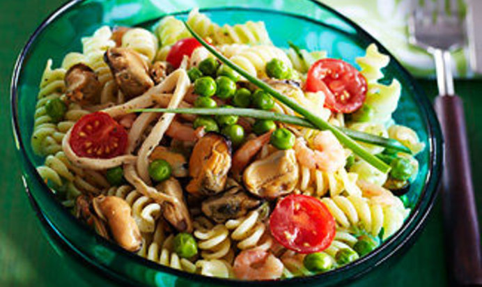 Салат из пасты и морепродуктов в сливочном соусе с травами