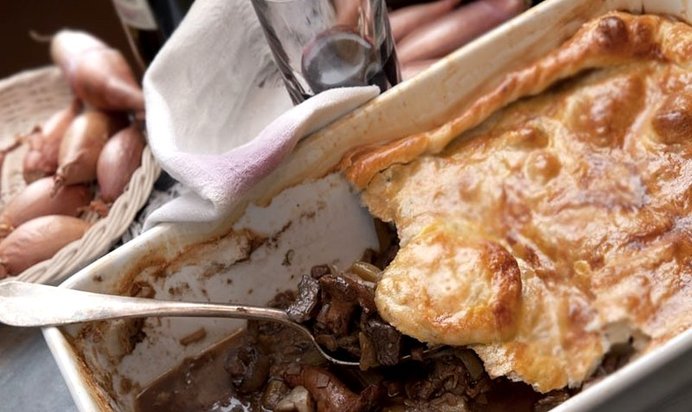 Мясной пирог под слоеным тестом