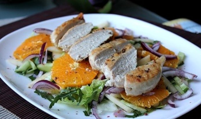 Салат с курицей и рукколой