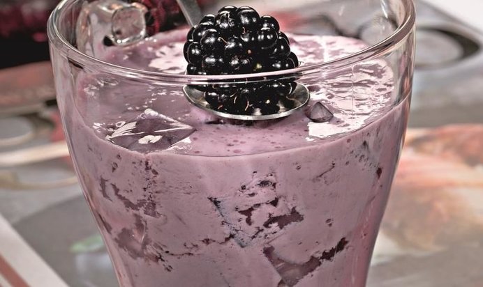 Сливочный коктейль с ежевикой
