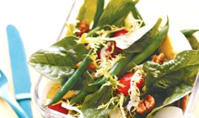 Салат с фасолью, яйцами и помидорами