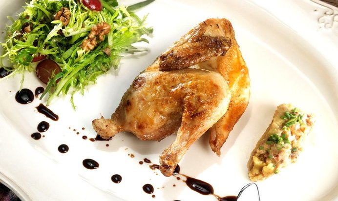 Цыплята с винегретом из утиной печени и салатом