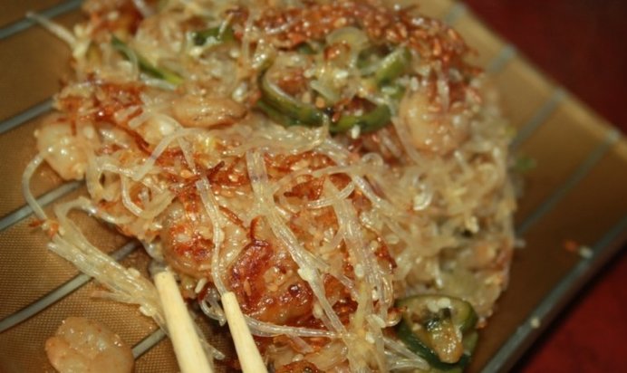 Жареная фунчеза с креветками и огурцом