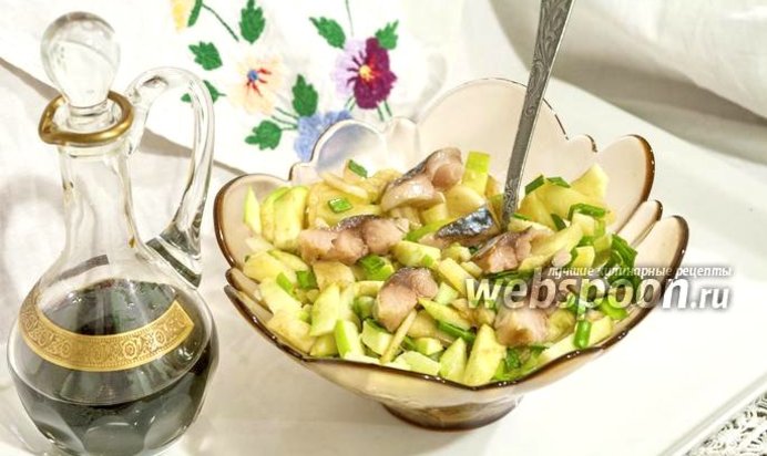Салат с провесной скумбрией, картофелем и зелёным яблоком