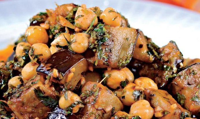 Пикантный салат из баклажанов и нута